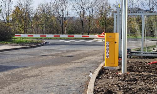 Závorami plně kontrolovaný vjezd do průmyslového objektu