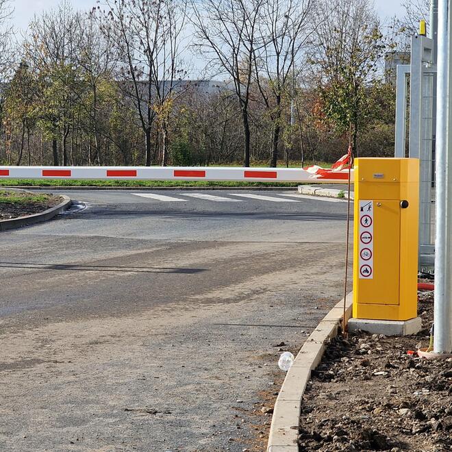 Závorami plně kontrolovaný vjezd do průmyslového objektu