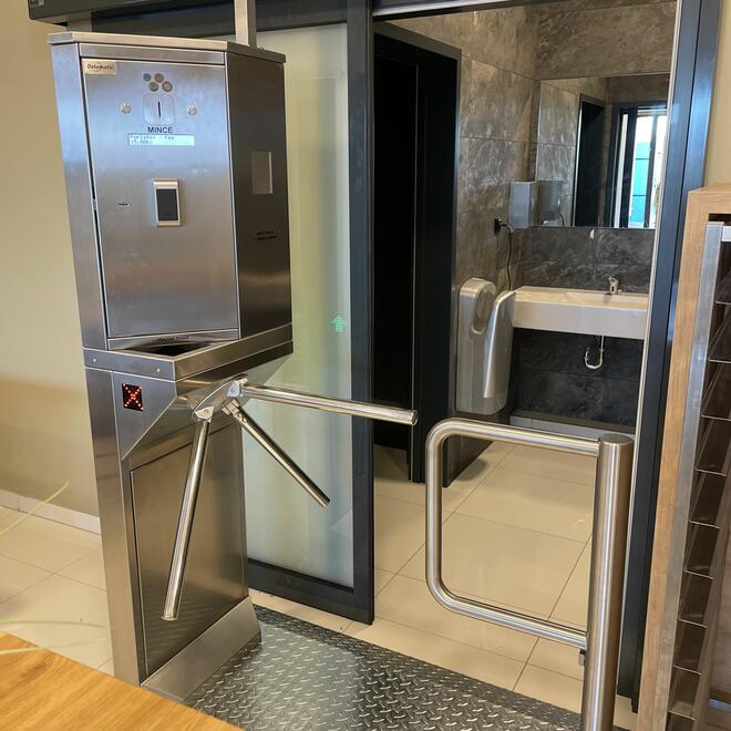 Turnikety s mincovníkem na pánské a dámské toalety