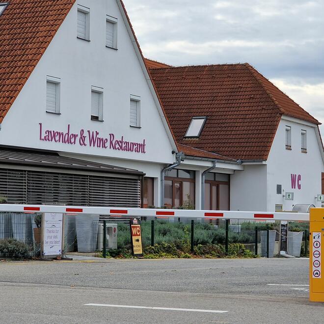 Automatická závora na vjezdu na hotelové parkoviště
