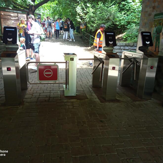 Vstupní turnikety tripodového typu u vchodu do areálu ZOO