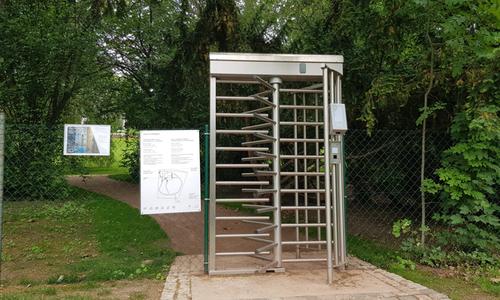 Plnorozměrné turniketové dveře v zahradě vily Tugendhat