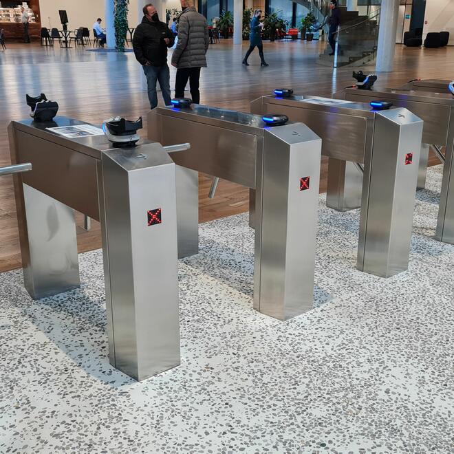 Přístupový systém s tripod turnikety do kanceláří banky