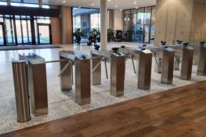 Přístupový systém s tripod turnikety do kanceláří banky