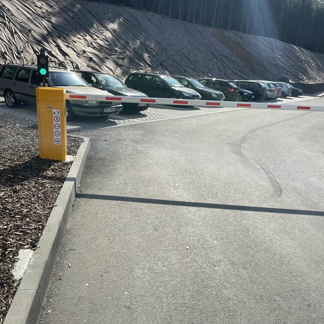 Dlouhá průmyslová závora u vjezdu na firemní parkoviště