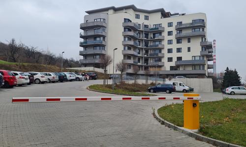 Vjezdová závora na parkoviště u bytového domu v Brně