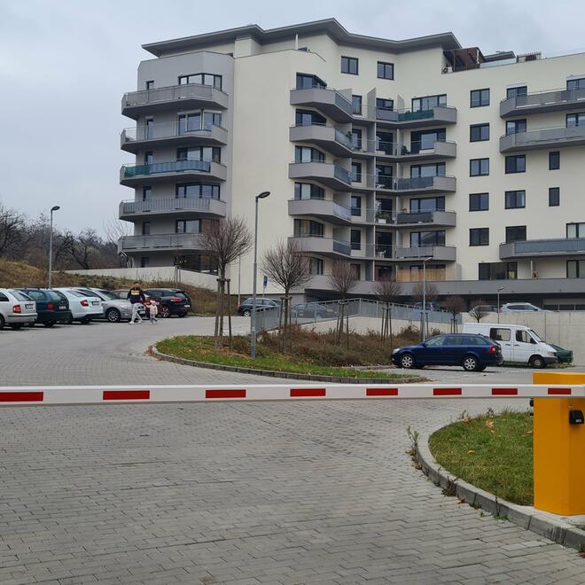 Vjezdová závora na parkoviště u bytového domu v Brně