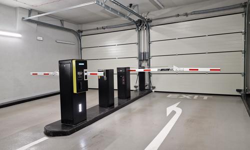 Parkovací systém pro vjezd do podzemních garáží kanceláří