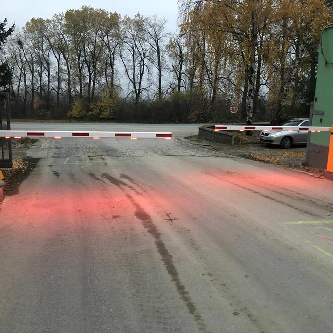Vjezd do lomu střežený dvěma průmyslovými závorami