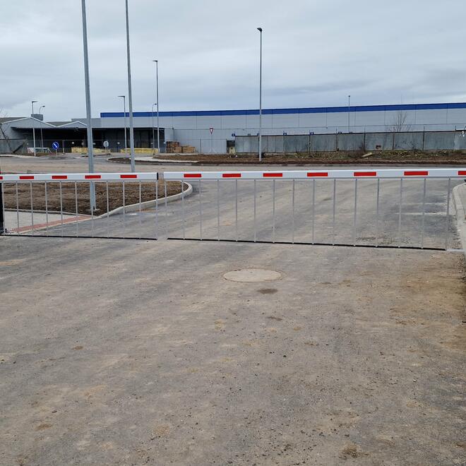 Zaměstnanecký a průmyslový vjezd do areálu výrobny plechovek