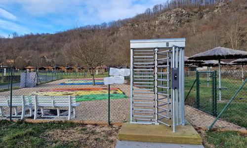 Plnorozměrný turniket zpoplatňující vstup na hřiště v kempu