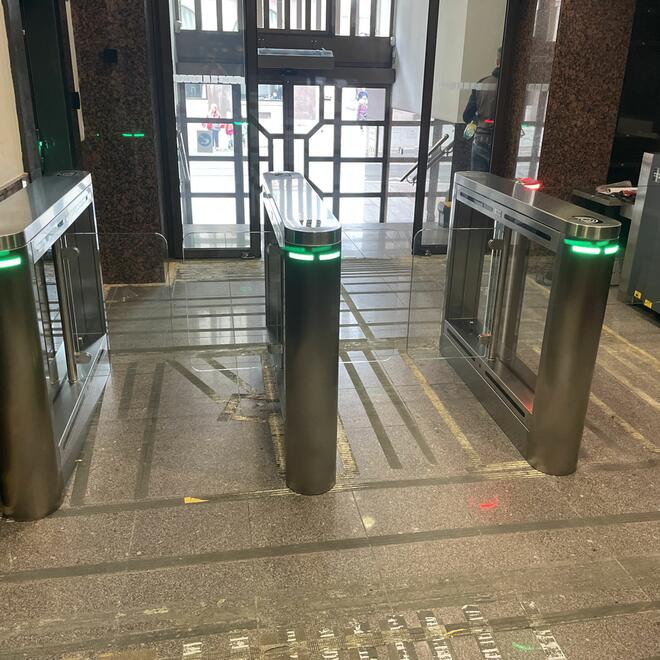 Turnikety na vstupu do pobočky České národní banky