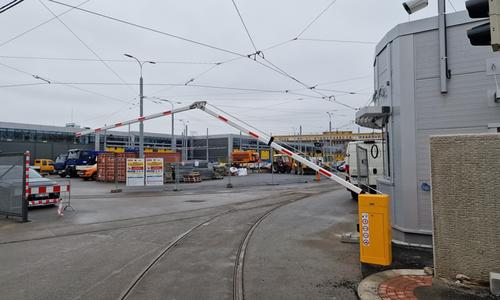 Lomená průmyslová závora na vjezdu do vozovny plzeňské MHD