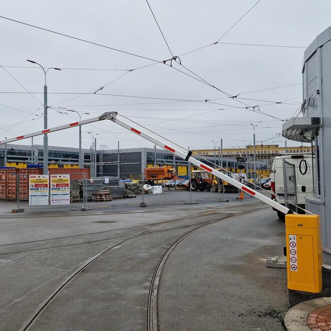 Lomená průmyslová závora na vjezdu do vozovny plzeňské MHD
