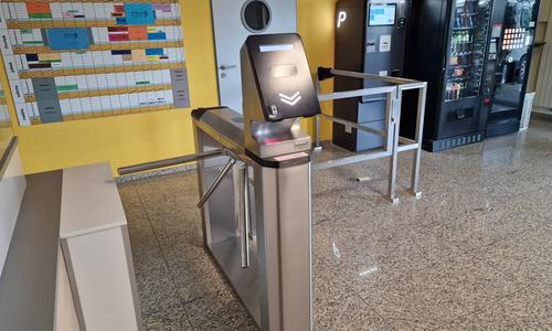 Ticketing system with entrance turnstile and automatic ticket office