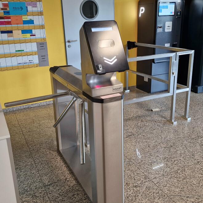 Ticketing system with entrance turnstile and automatic ticket office
