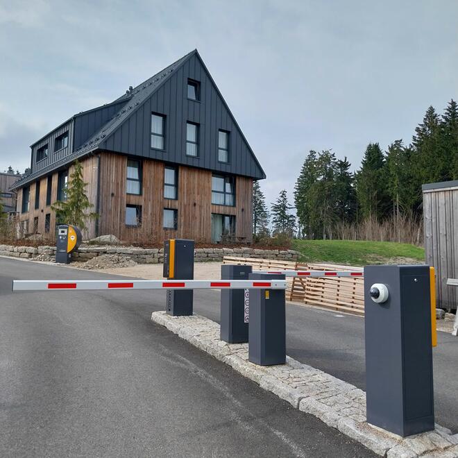 Parkovací systém u Hotelu Královka v Jizerkách