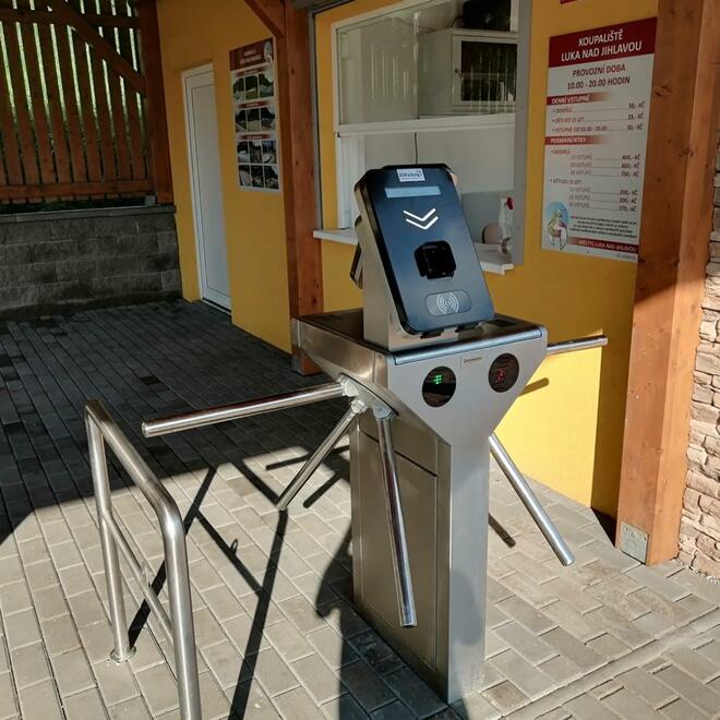 Dvojitý turniket na kontrolu vstupenek na koupališti