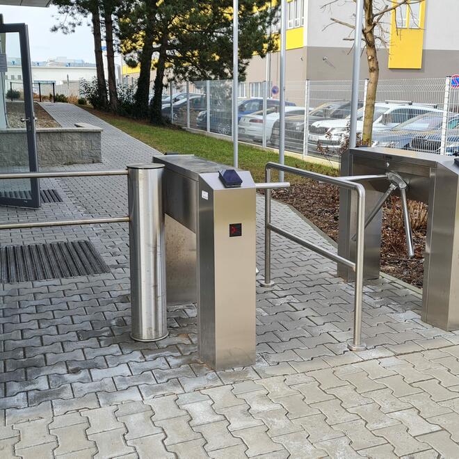 Přístupový systém na čipové karty se dvěma turnikety