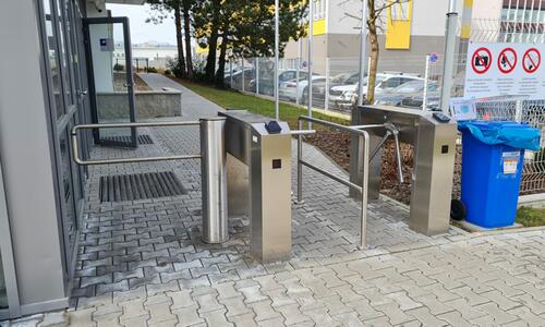 Chip card access system with two turnstiles