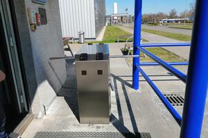 Two-way double turnstile to enter the company premises