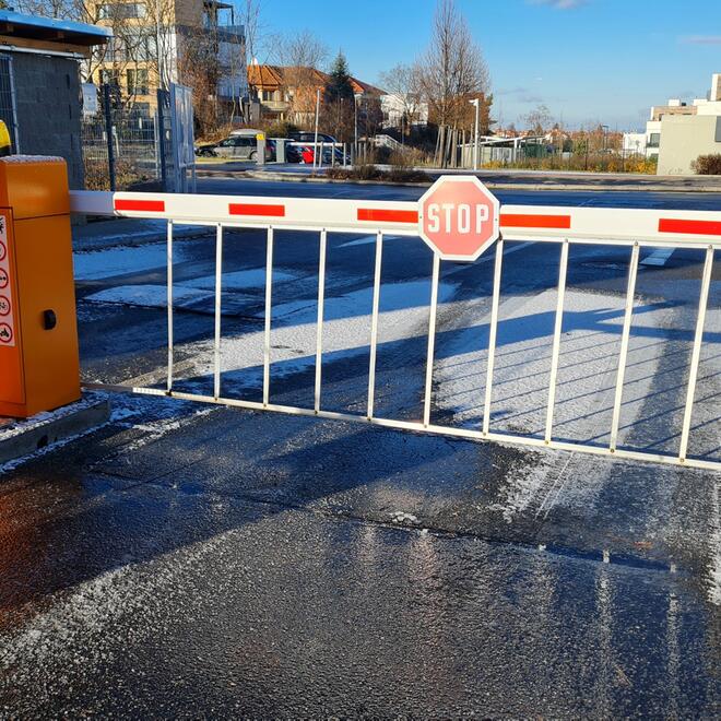Průmyslové závory se záclonkami na vjezdu do centrály GIBSu