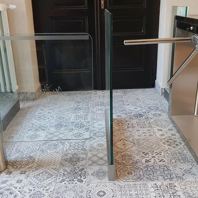 Electronic access system with turnstiles and gate
