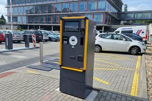 Self-service parking system with license plate recognition