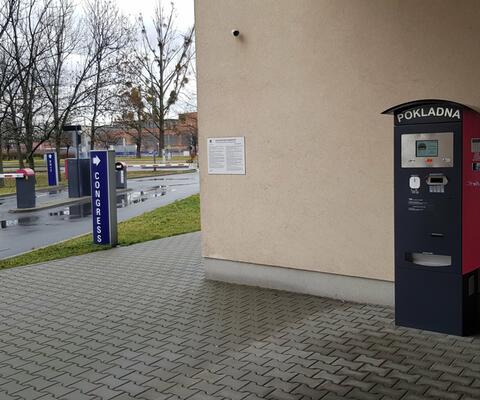 Díky parkovací pokladně nepotřebuje parkovací systém v podstatě jakoukoliv obsluhovat | Samoobslužný parkovací systém – náhrada za vrátnici