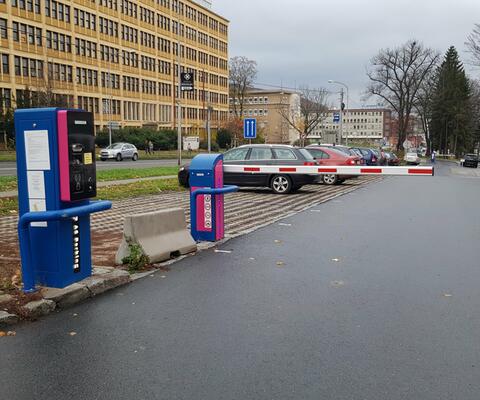 Jednou z výhod parkovacích systémů od AS Parking je možnost nalakování v libovolné barvě | Jak kontrolovat malá i velká parkoviště? Nejlépe parkovacími systémy