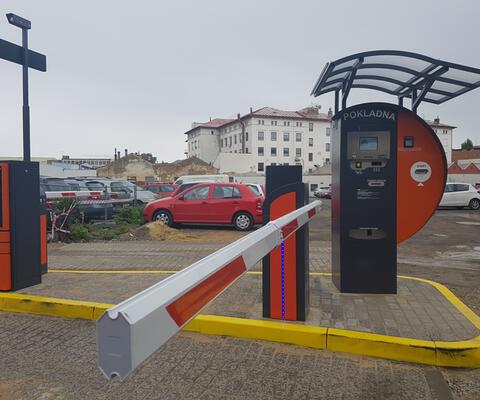 Automatický parkovací systém se závorami a pokladnou na veřejném parkovišti | Parkovací systémy jsou vhodné pro: