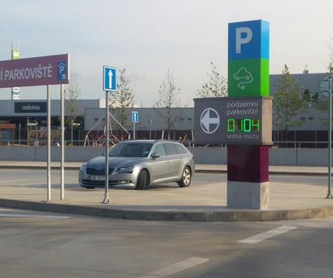 Parkovací systém se světelnou tabulí, naznačující počet volných míst na parkovišti | Parkovací systémy jsou vhodné pro: