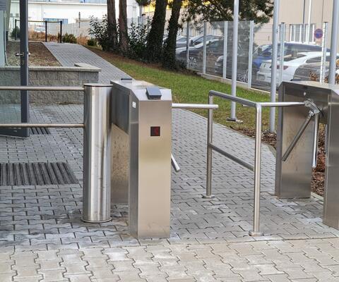 Základním a nejčastějším typem turniketů na vstup jsou tzv. tripodové turnikety se třemi rameny | Typy turniketů v nabídce AS Parking