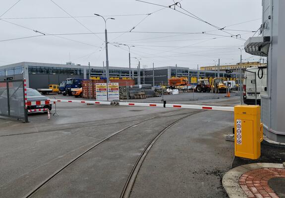 Kvůli delšímu ramenu je potřeba některé průmyslové závory opatřit speciálním kloubem | Jak vybrat vhodnou průmyslovou závoru pro řízení provozu a zajištění bezpečnosti